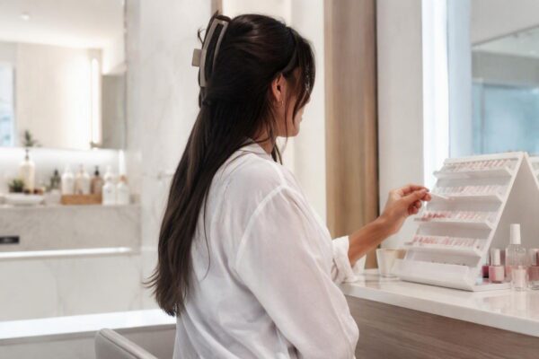 Milky nails a casa: tecnica di stratificazione e finish