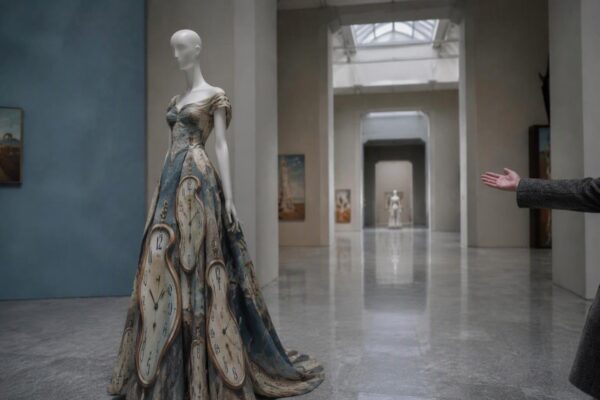 Mostra Dalí e la moda: 200 opere tra surrealismo e alta couture a Milano