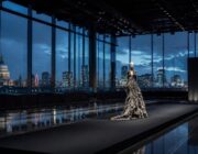 Trend capelli 2027: look voluminosi e ricci vittoriani sfilati a Londra