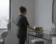 Caffè e chartreuse: manicure pro con poche mosse