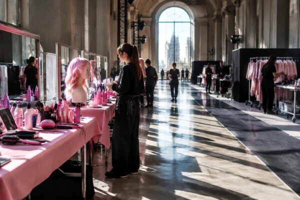 Capelli e trucco rosa: le nuove sfumature della Paris Fashion Week