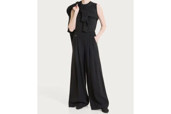 Larghi, fluidi e facili da indossare: perché i pantaloni palazzo non passano di moda