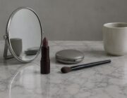 Rossetto scuro: come scegliere colore, texture e liner