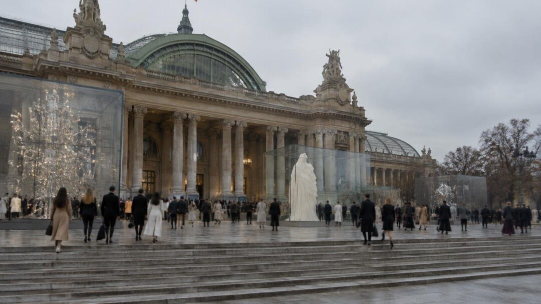 Settimana di fashion: esposizioni a Parigi, premi Hyères e store Alo