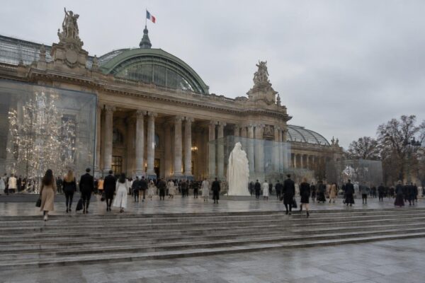 Settimana di fashion: esposizioni a Parigi, premi Hyères e store Alo