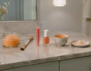 Tendenze arancione 2027: trucco, unghie e skincare per ogni incarnato