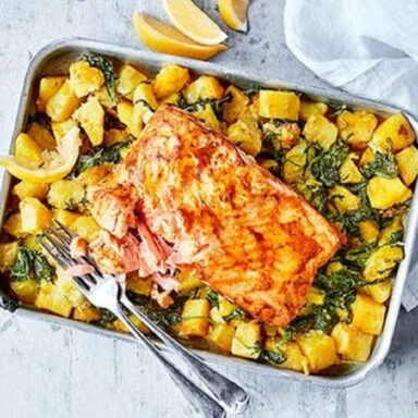 salmon con especias y sag aloo en bandeja 1