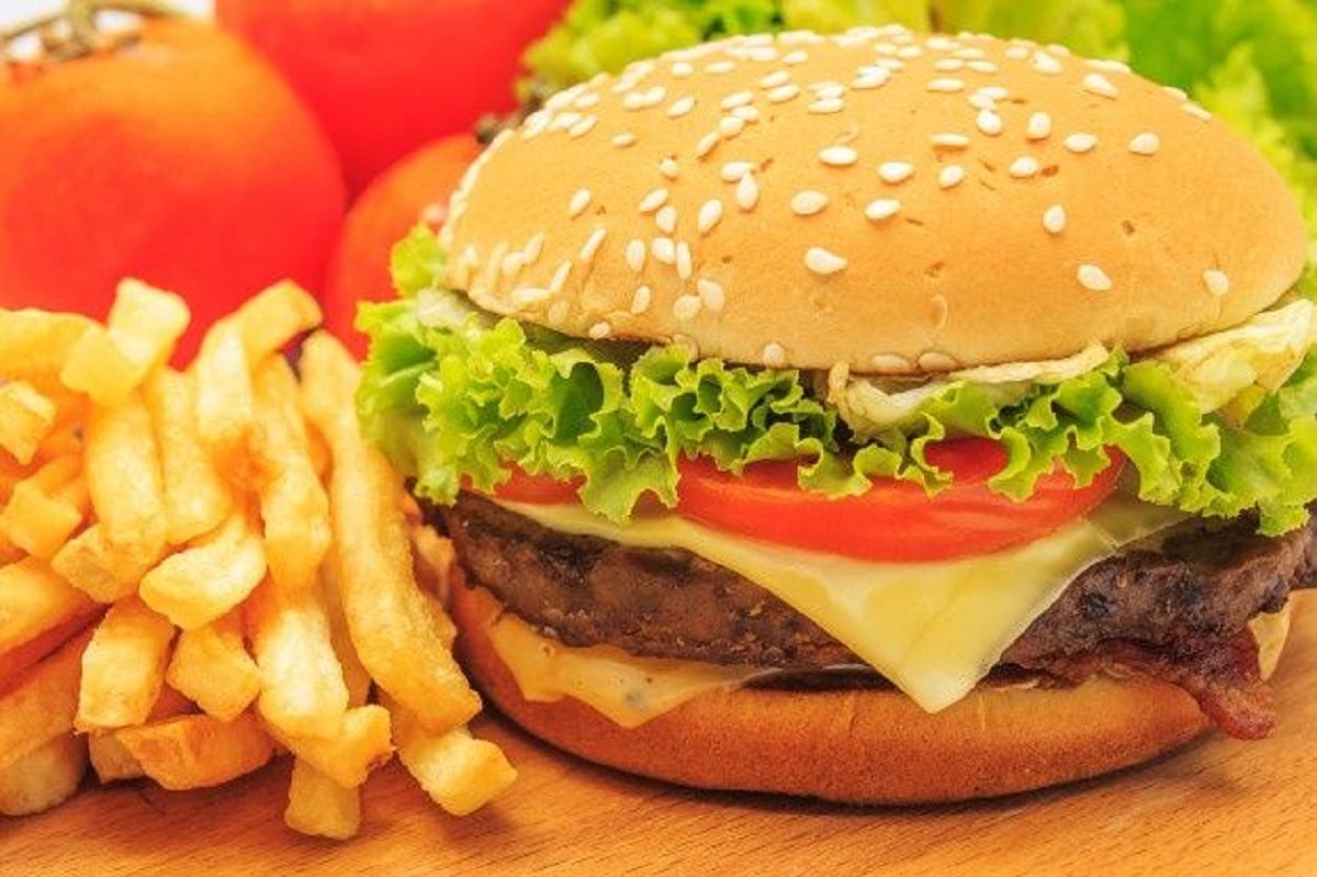 Hamburguesa con queso y patatas fritas: ingredientes y preparación