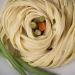 pasta con datiles alcaparras y stracciatella receta mediterranea