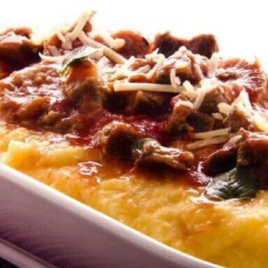 Polenta con salsa de carne y queso: una sabrosa receta de invierno