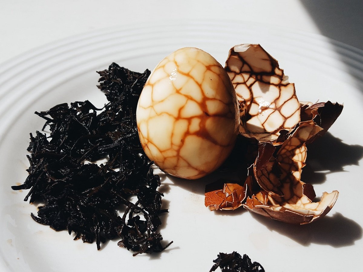 huevos en té