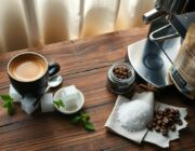 Cómo el azúcar y los edulcorantes influyen en el café y sus alternativas naturales