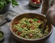 Receta fácil de pasta fría al pesto con pomodorini para el verano