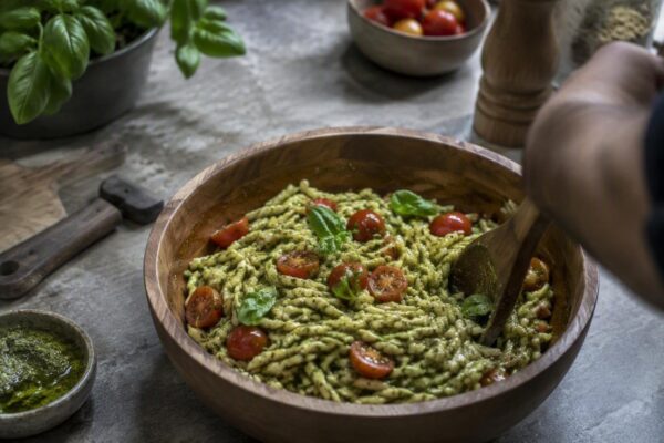 Receta fácil de pasta fría al pesto con pomodorini para el verano
