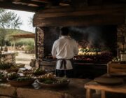 Técnicas de parrilla: cómo exaltar sabores con brasas y carbón de encino