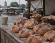 Variaciones de pan de muerto y recetas de atole en la capital