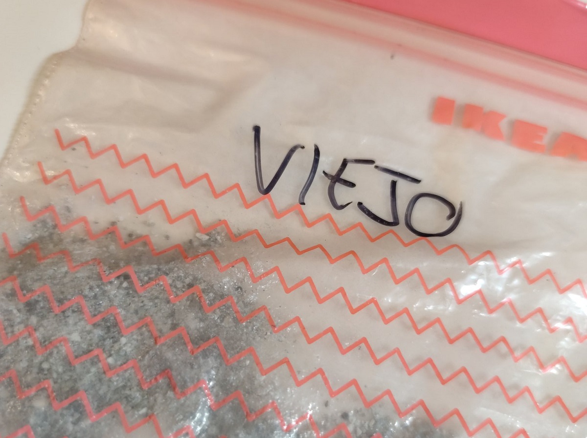 La historia de una joven que guarda las cenizas de su padre en una bolsa hermética