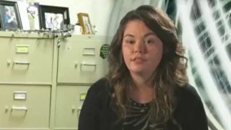 Una mujer encierra a su hijo contagiado de Covid-19 en el maletero de su coche