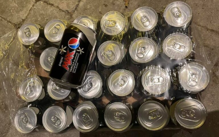 Una mujer que sólo bebe Pepsi Max se queda atónita al encontrar 500 latas en la puerta de su casa