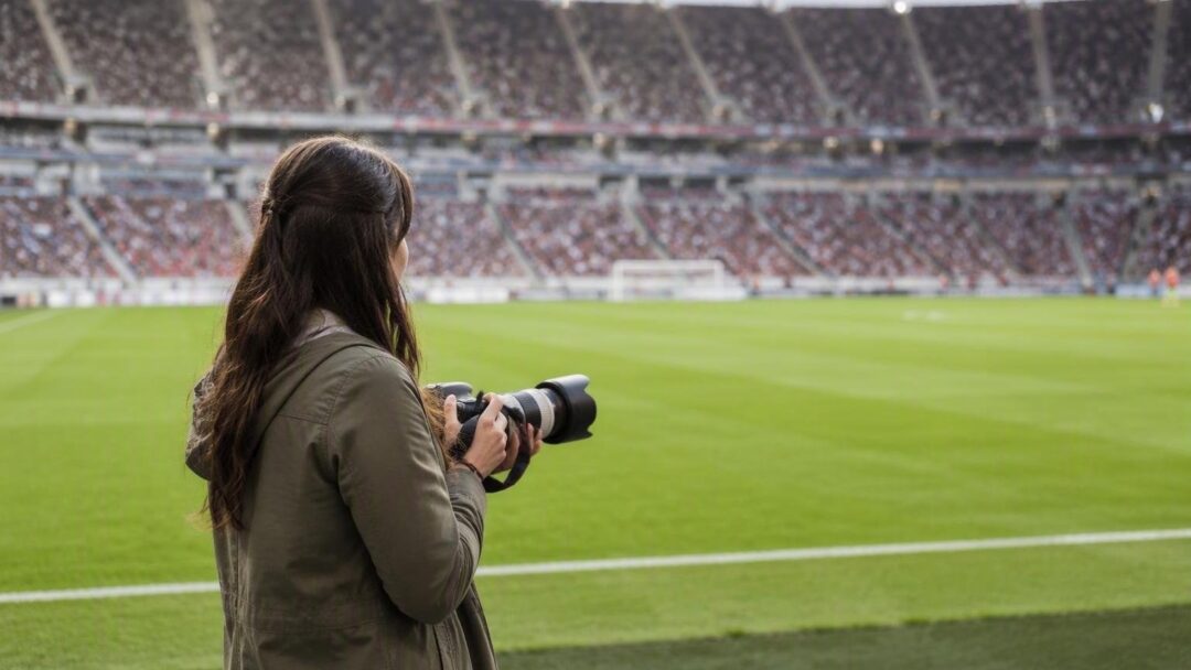 Fotógrafa desmayada por pelotazo en partido de fútbol en Brasil