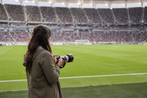 Fotógrafa desmayada por pelotazo en partido de fútbol en Brasil