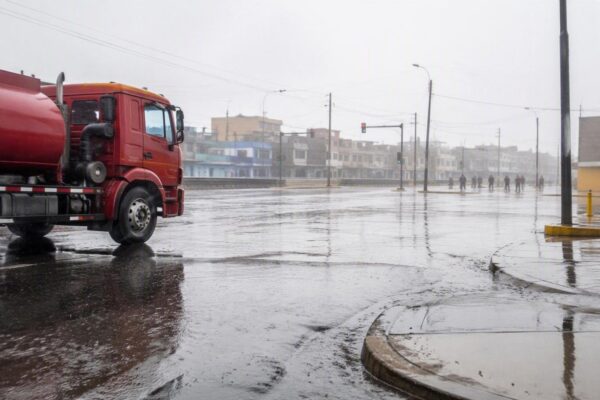 Tolerancia de dos horas para trabajadores afectados por lluvias en Lima Sur
