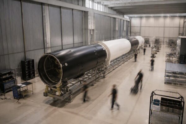 El presidente del Gobierno conoce las instalaciones de PLD Space en Elche