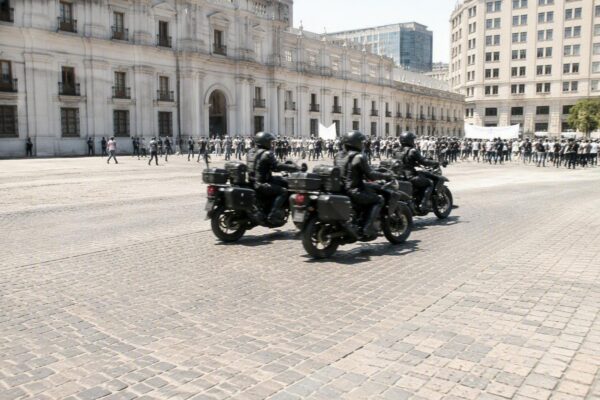 Manifestantes enfrentan a Carabineros en Chile por polémicas propuestas de Kast