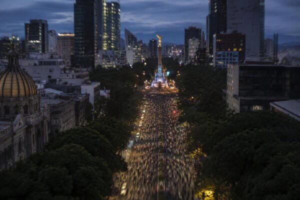 Sheinbaum impulsa reforma de nacionalidad y marcha por Ayotzinapa