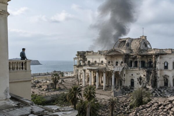 Explosiones en Adén: misiles impactan palacio presidencial y dejan muertos