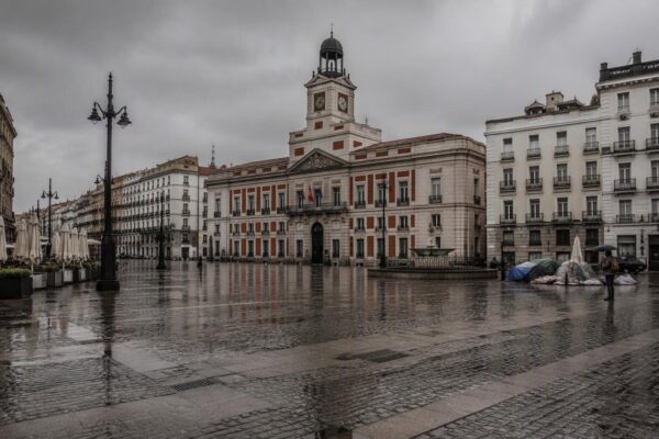 Madrid vive una acampada masiva en Sol mientras el gobierno discute el decreto de vivienda