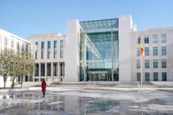 Supremo estudia si extranjeros pueden deducir alquileres