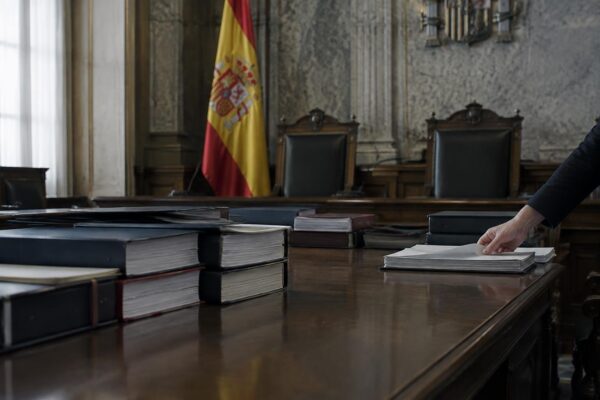 Supremo exige a Albares y Bolaños lista de 163.020 'nietos' en 5 días