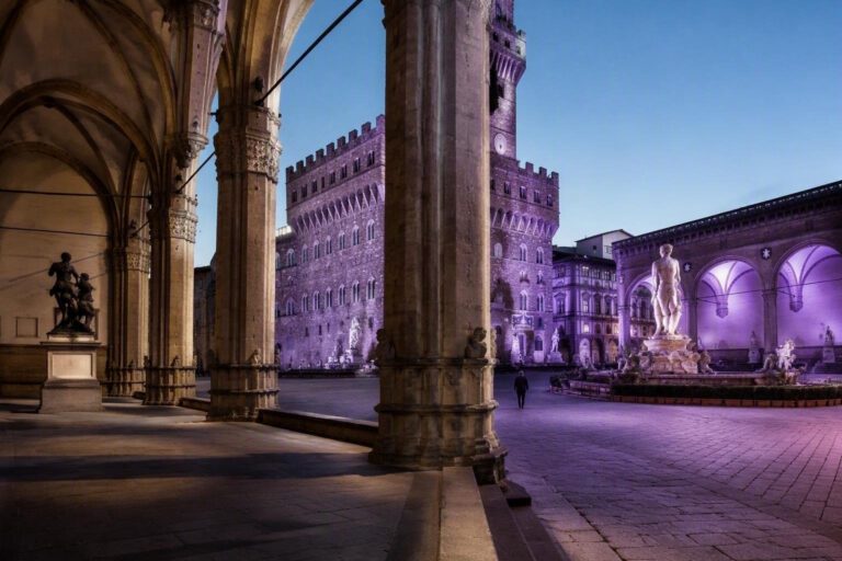 Centenario Fiorentina: monumenti e piazze illuminati di viola
