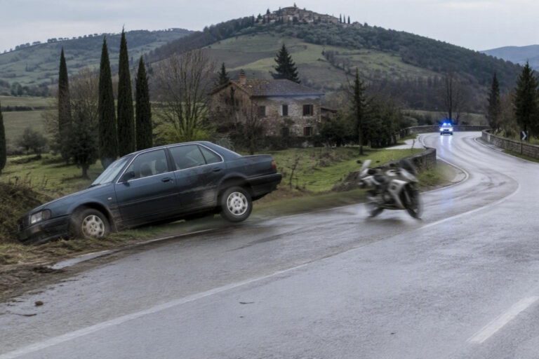 Incidente mortale a San Casciano: scontro tra auto e moto