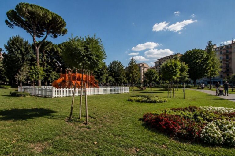 Nuove aree gioco a Roma e criticità a Pavia: inaugurazione e chiusura a confronto
