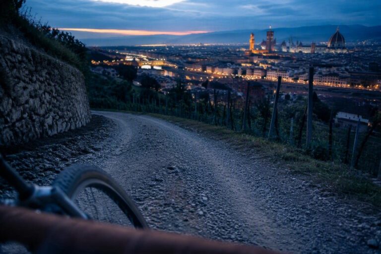 Percorsi ciclistici a Firenze e Fiesole: salite, gravel e soste acqua
