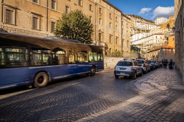 Polizia Locale di Perugia aiuta un giovane indiano a tornare dalla sua famiglia