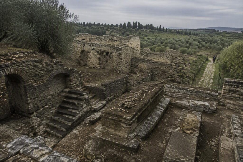 Problemi al cimitero di San Casciano: ossa visibili e scale non funzionanti