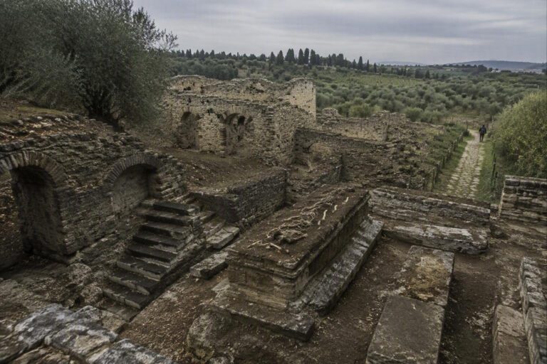 Problemi al cimitero di San Casciano: ossa visibili e scale non funzionanti