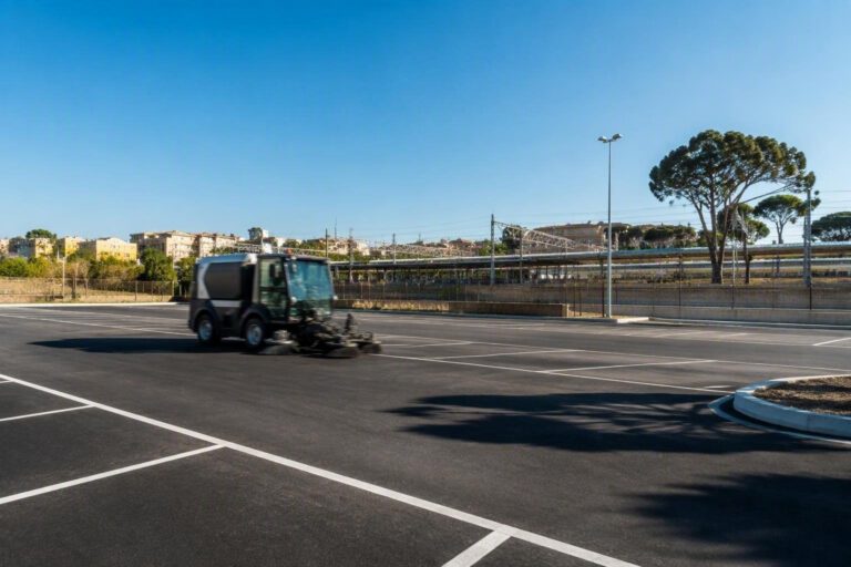 Pulizia straordinaria a San Giovanni: il parcheggio di via Vetri Vecchi torna a splendere