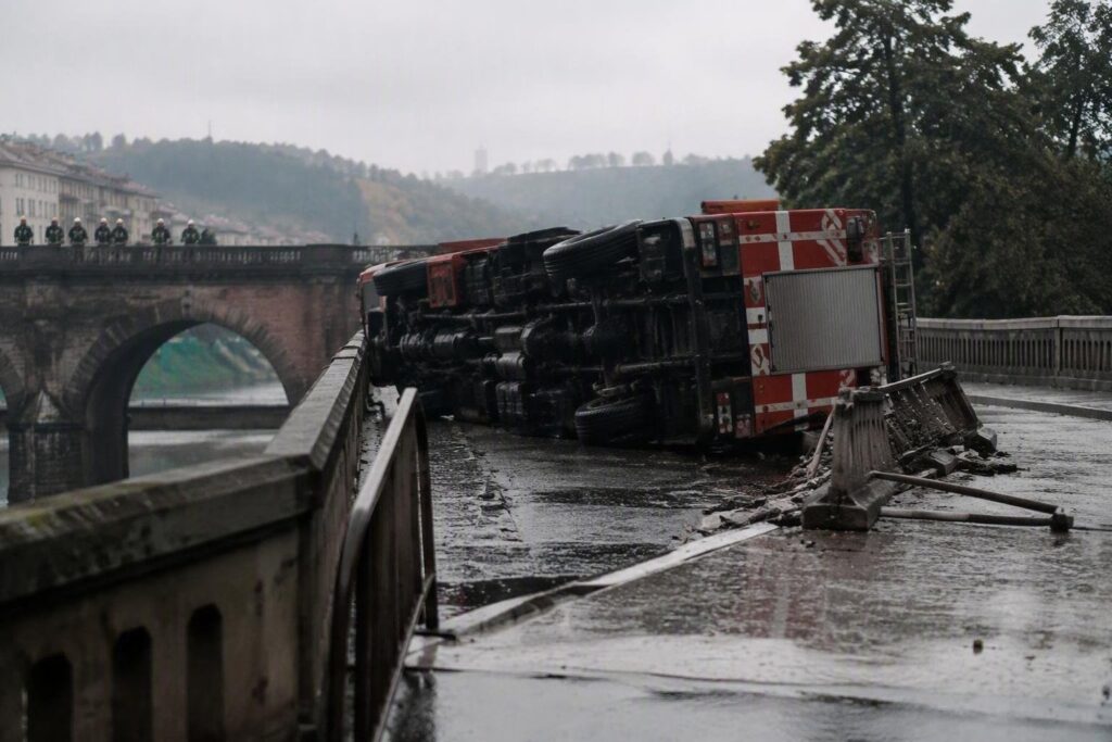 Camion dei vigili del fuoco si ribalta sul viadotto dell’Indiano a Firenze Ovest