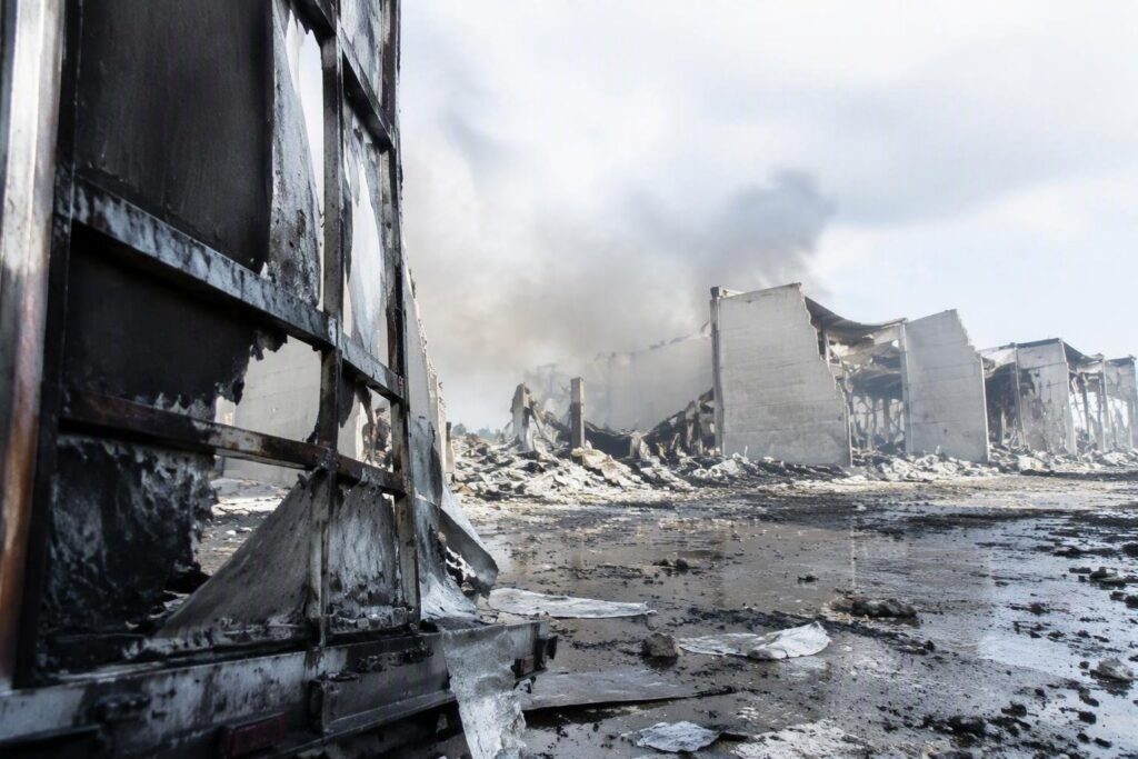 Maxi incendio distrugge magazzino per autodemolizioni a Terni
