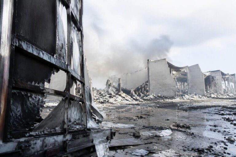 Maxi incendio distrugge magazzino per autodemolizioni a Terni