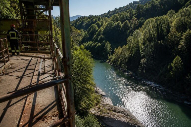Recupero con autoscala e tecniche SAF per una donna bloccata sopra il torrente Lima