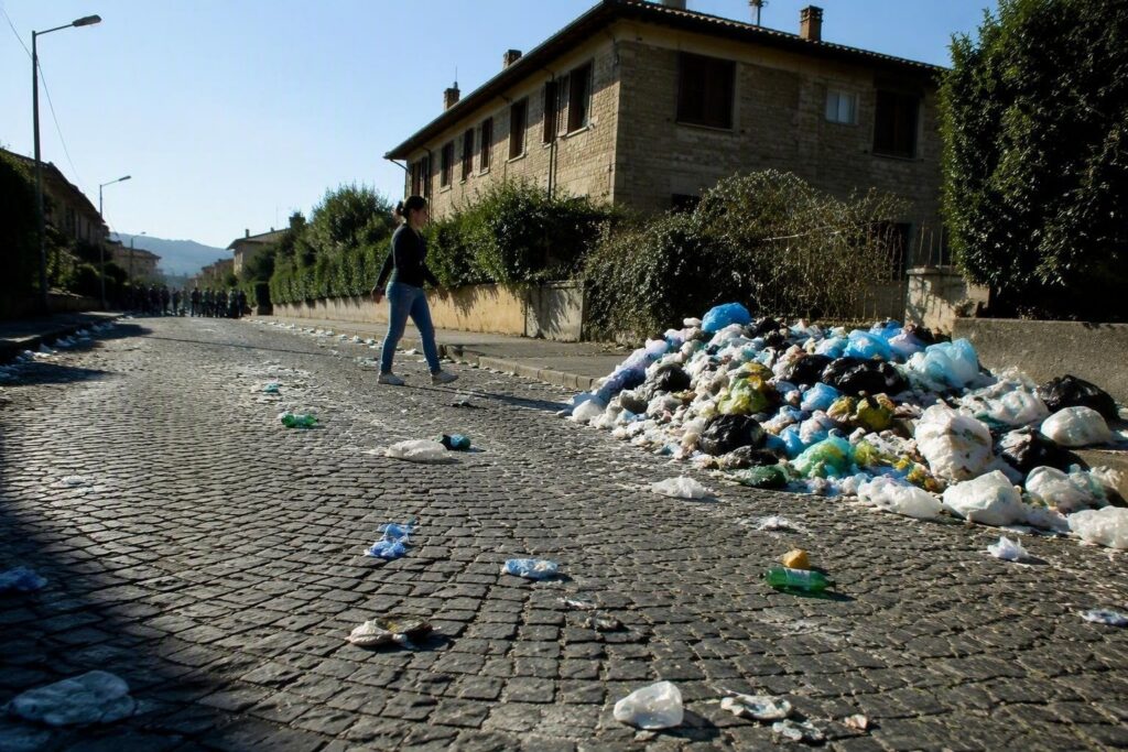 Via di Valiano invasa da spazzatura: la denuncia di una lettrice