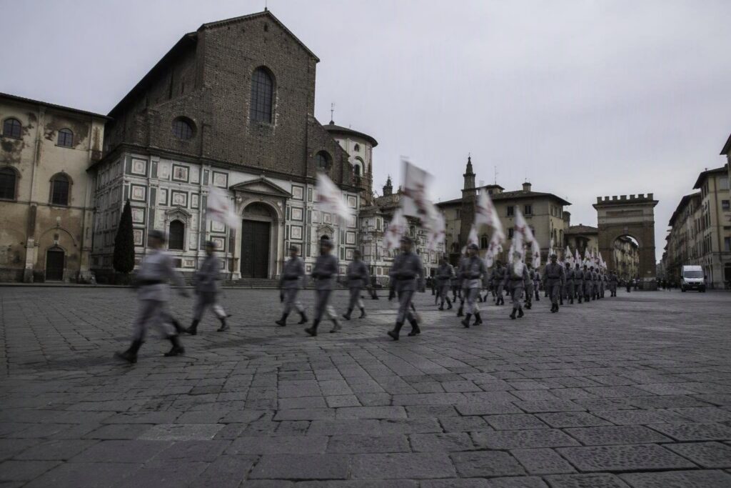 Volontari e cuori in festa nella piazza del Carmine