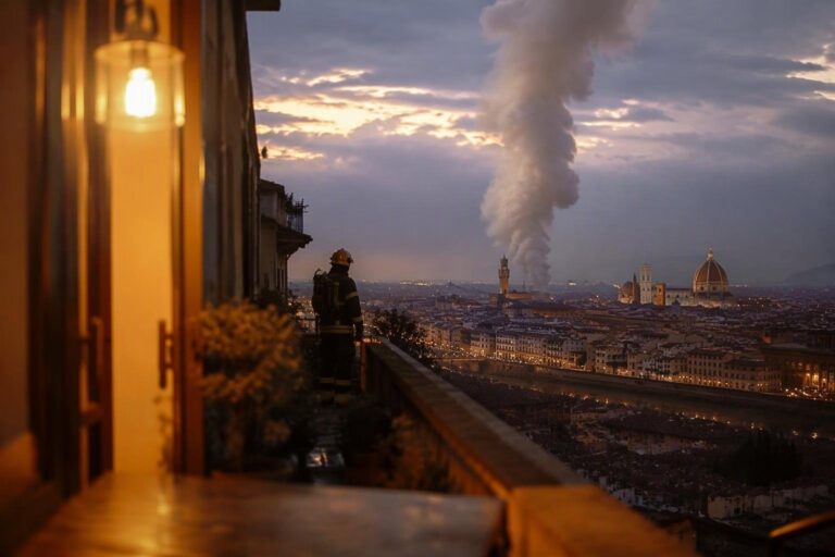 Baracca dei senzatetto in fiamme a Firenze, intervento dei vigili