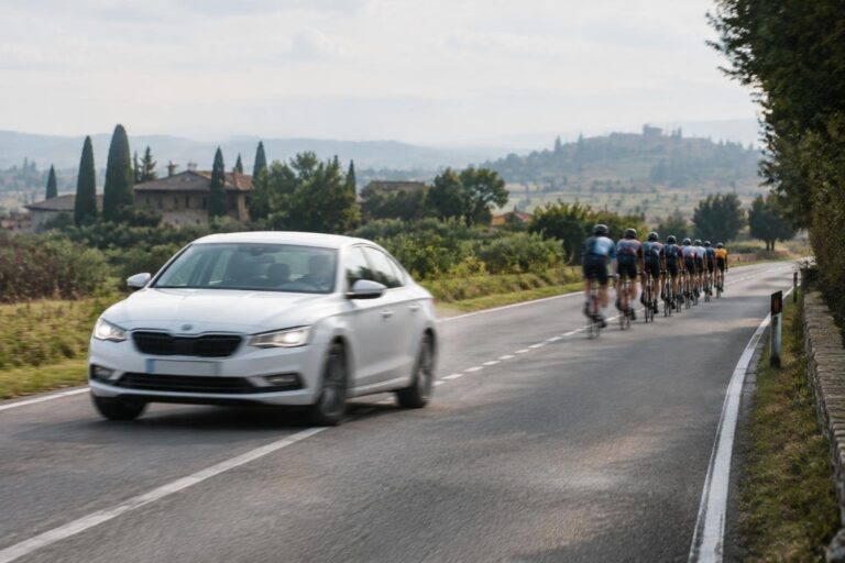 Otto ciclisti feriti a Signa per auto che invade corsia opposta