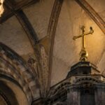Rischio sul Duomo di Firenze: due ragazzi sulla croce per un selfie